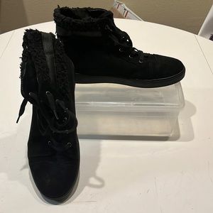 Size 11 high top sneaker shoe Seride and leather